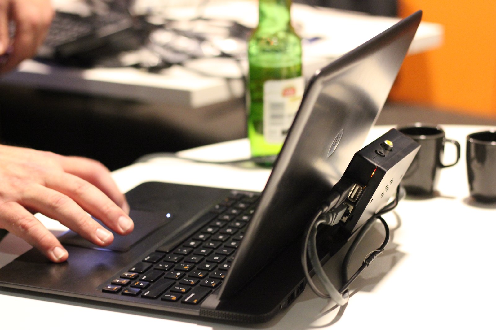 Foto: Raspberry Pi mit Motorola Lapdock, reale Hardware am Schreibtisch